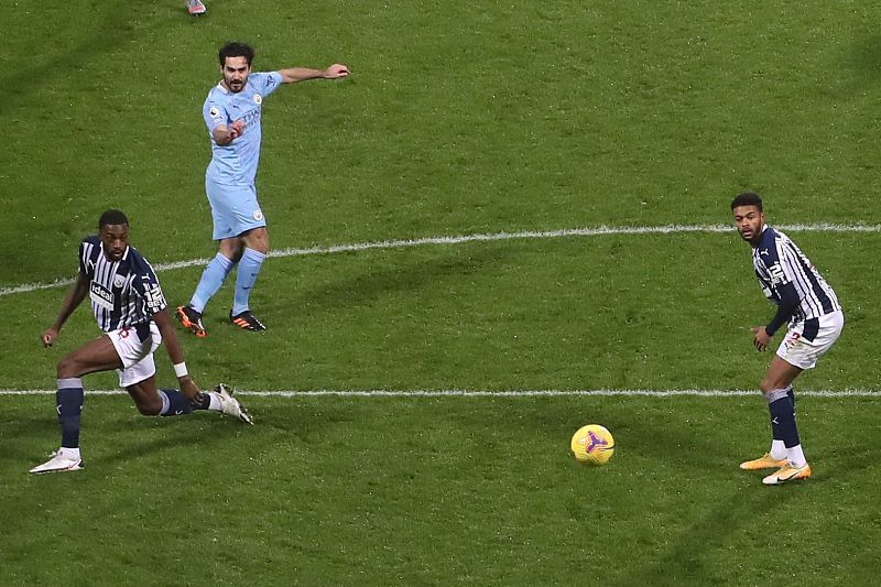 开云体育官方登录入口-顶尖足球比赛中球员防守拦截精准