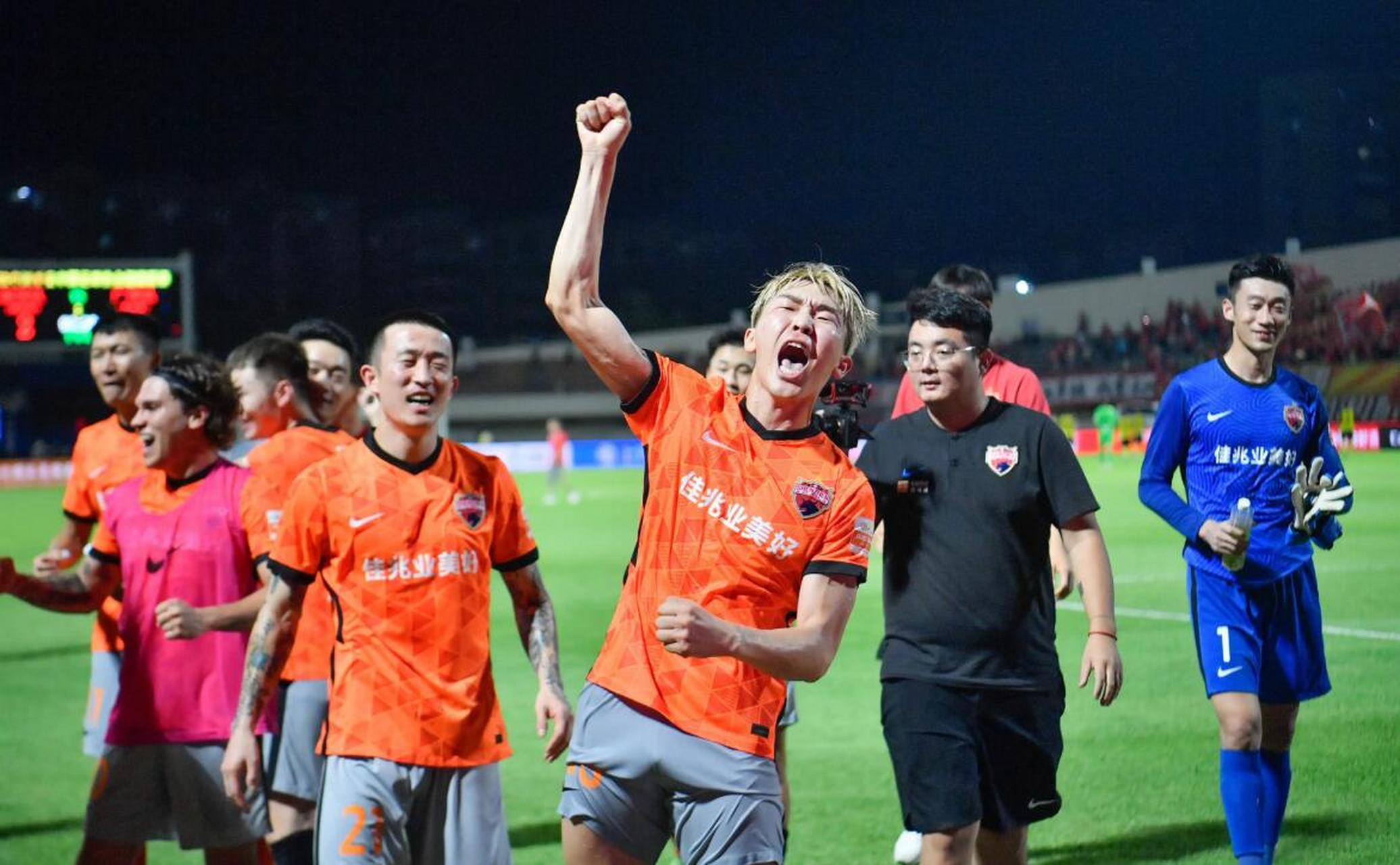 关于多特蒙德连胜势不可挡，向冠军发起冲击的信息