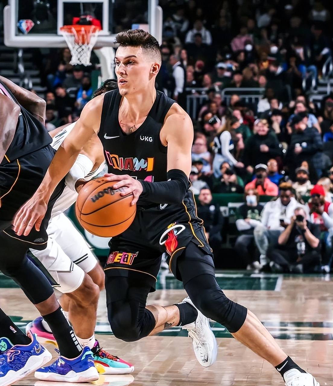 包含热火主场大胜尼克斯队，保持东部争冠头把交椅地位的词条