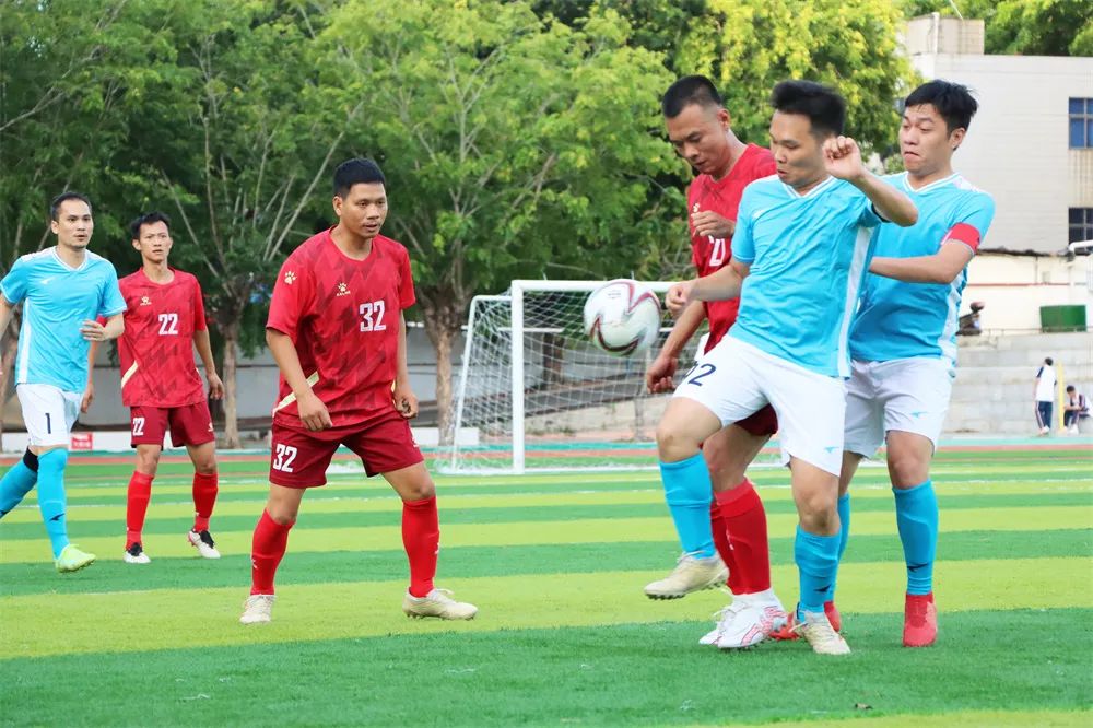 足球赛事掀起高潮，场上对决激情澎湃的简单介绍