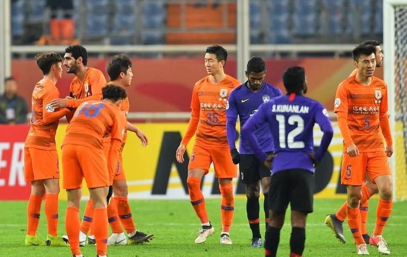 比赛氛围热烈,球员互相鼓劲争胜 比赛氛围热烈,球员互相鼓劲争胜