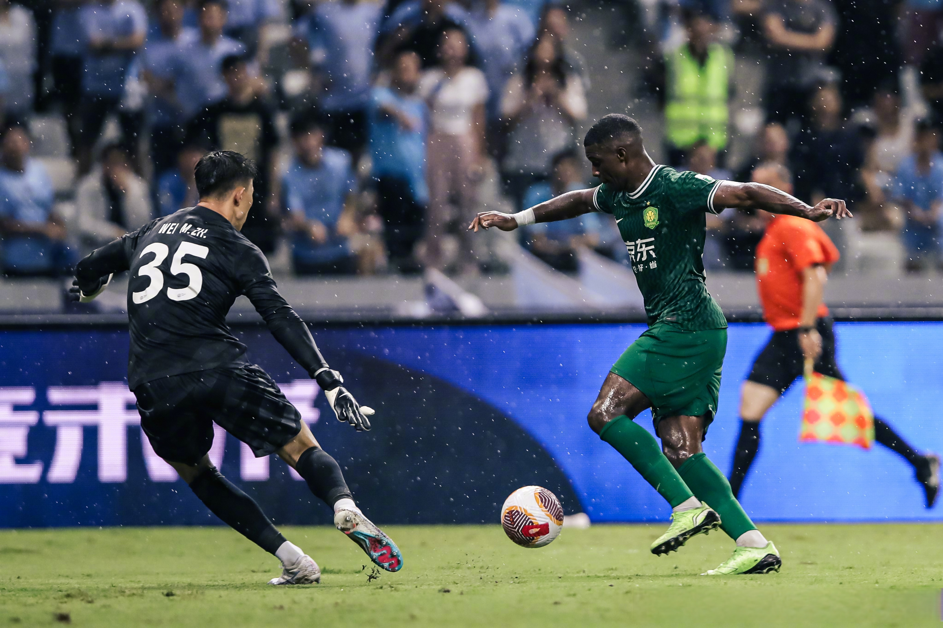 开云体育入口-勇敢抢断为球队创造机会取得胜利