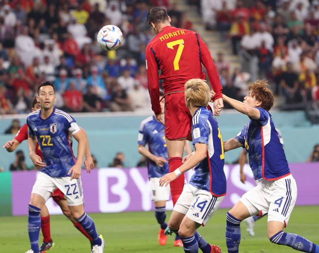 开云体育官网入口-西班牙队惨遭失利，小组赛出线受阻