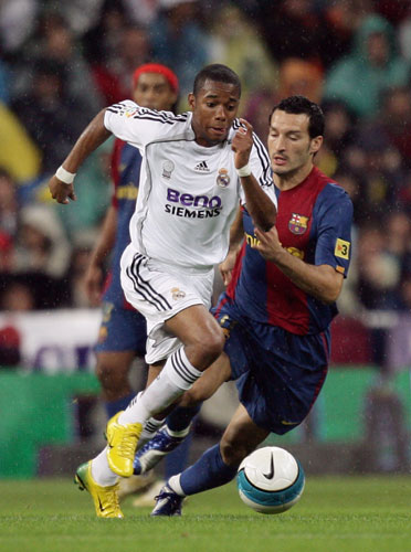 自由搏击选手斗志昂扬击败对手