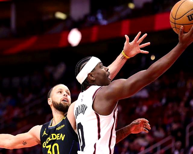 关于火箭主场大捷，将系列赛战绩拉开差距的信息