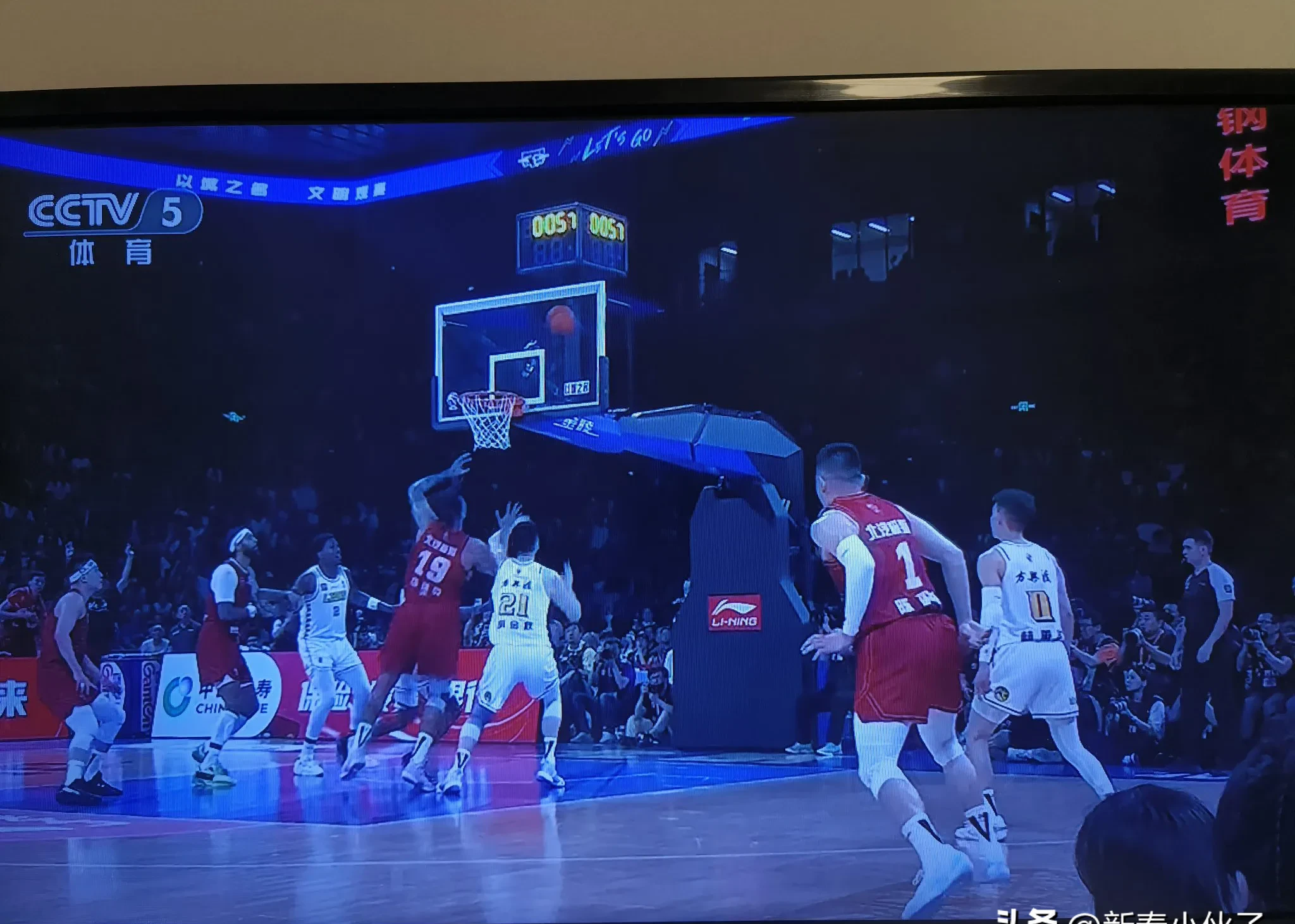开云体育网页版入口-篮球比赛中场休息，球迷精彩表演引爆全场的简单介绍