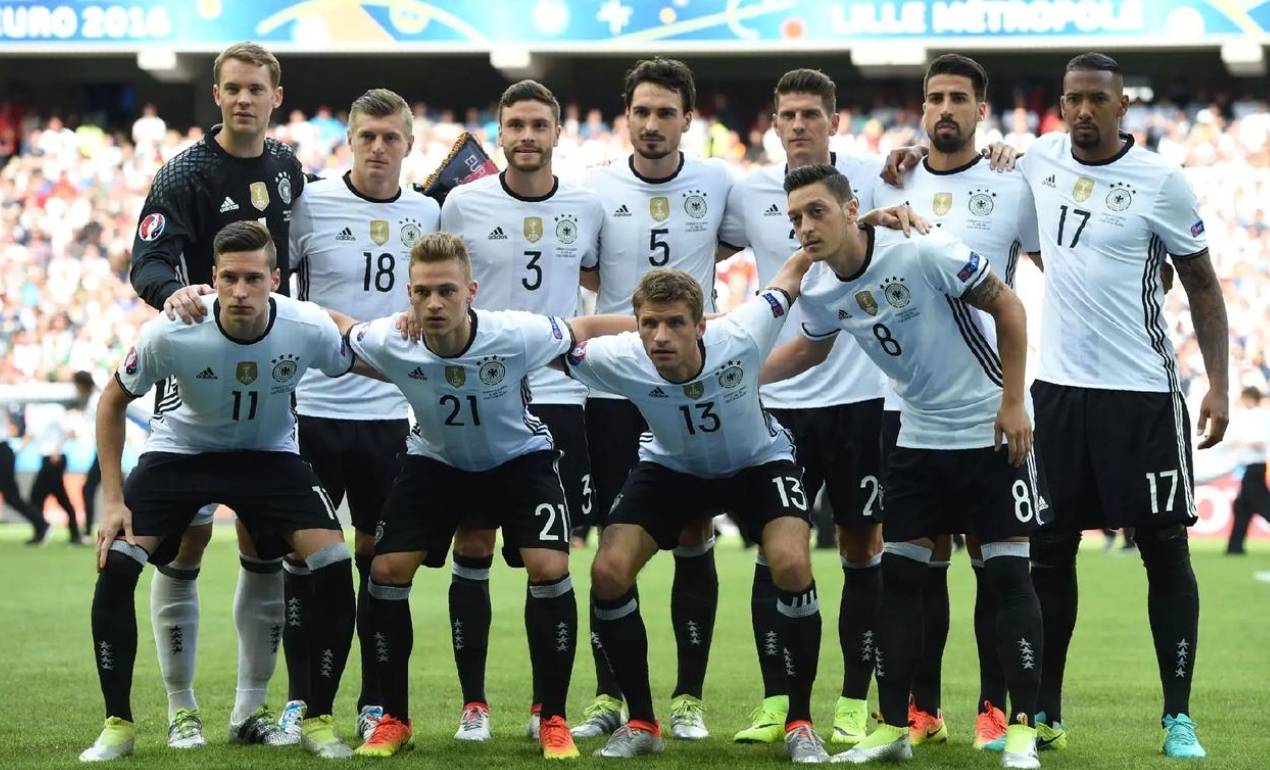 开云体育网页版入口-足球场上的豪强对决，擦出火花