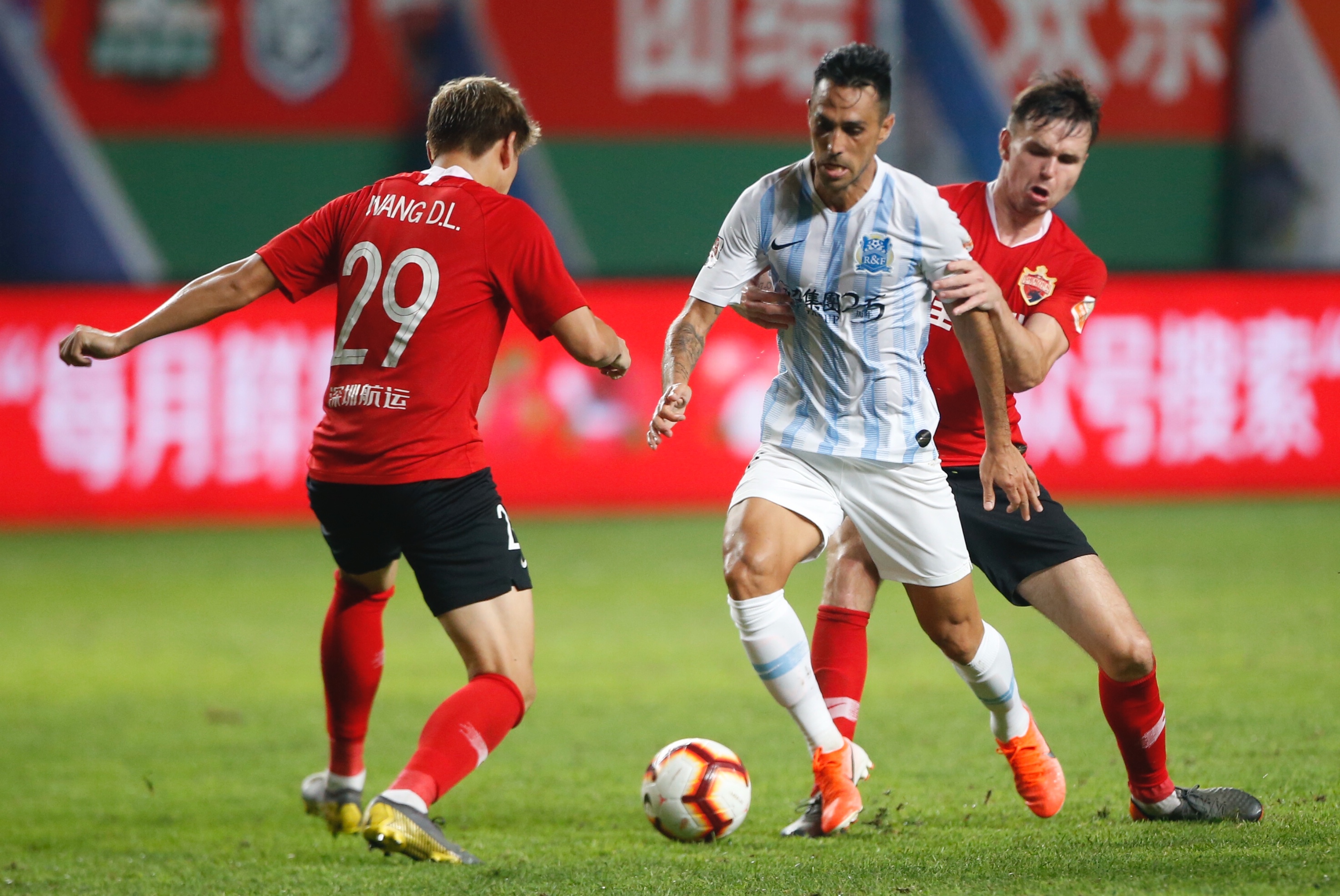 关于深圳佳兆业击败重庆力帆，稳固中下游位置的信息