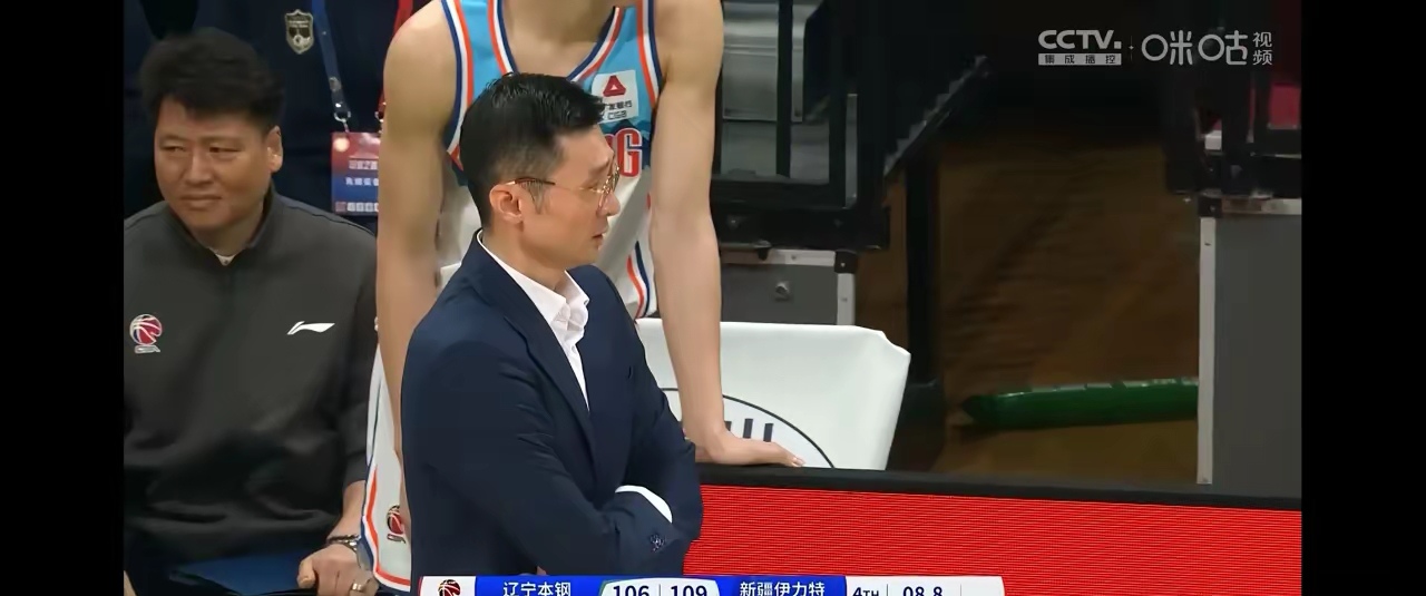 开云体育官网-关键时刻关键球员失误，球队输掉胜利