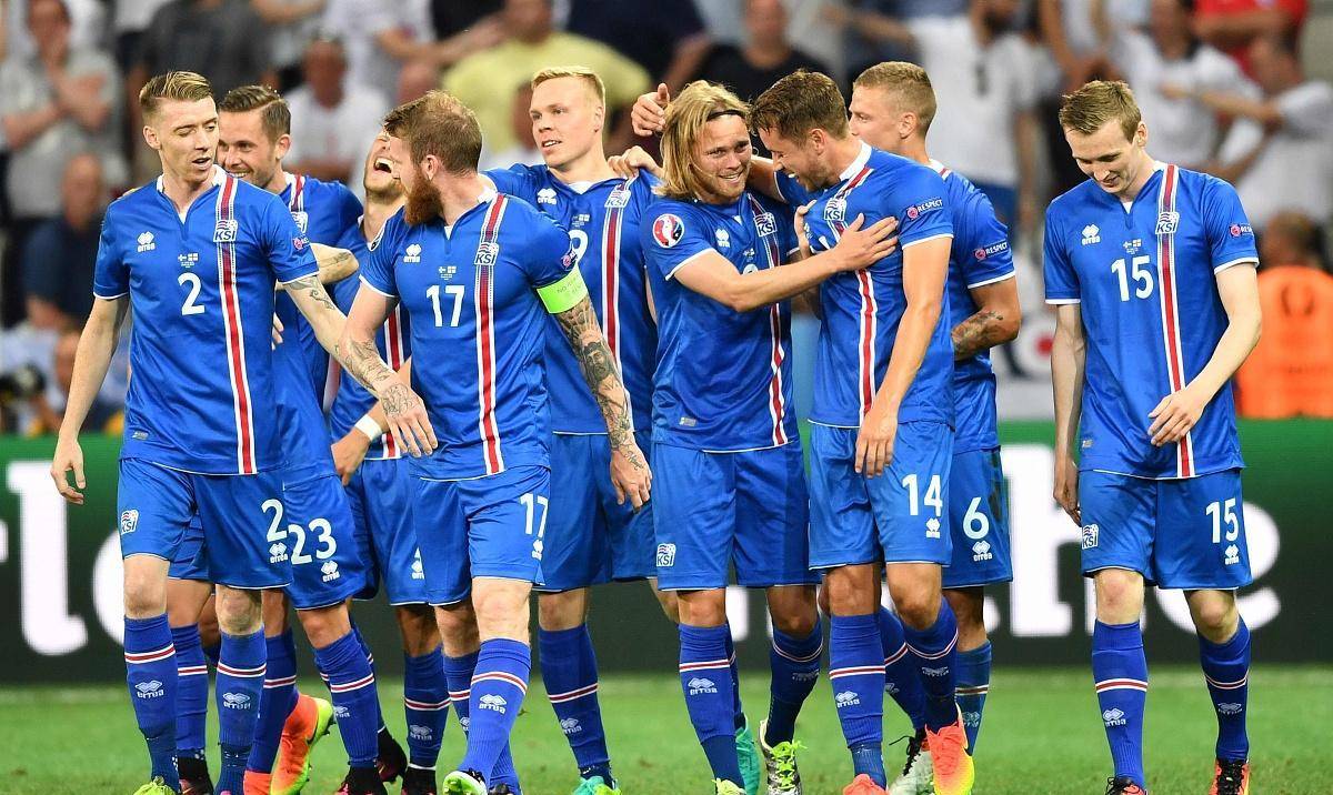 欧预赛精彩瞬间,球员技压群雄争夺胜负 欧预赛精彩瞬间,球员技压群雄争夺胜负