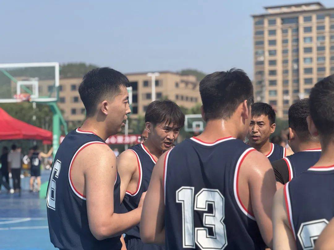 一场激烈的篮球比赛,胜者脱颖而出 一场激烈的篮球比赛,胜者脱颖而出